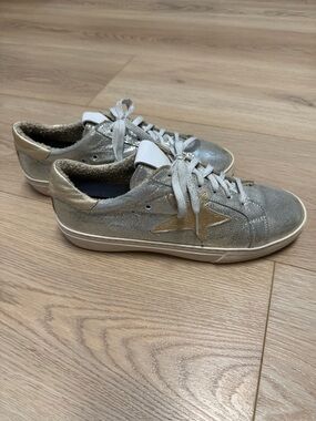 Lori “L'idea of Chicago” Metallic Silver Star Accent Sneakers Woman’s Size 9